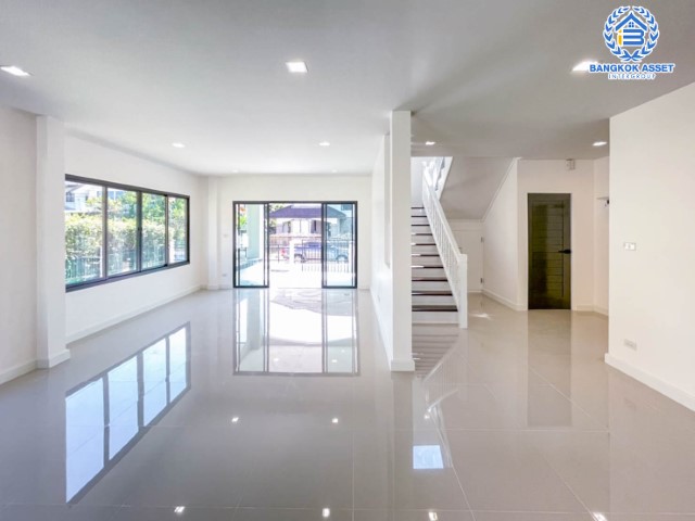 บ้านมือสอง ย่านกรุงเทพฯ ม.ชัยพฤกษ์ บางแวก เนื้อที่ 104.8 ตร.ว. ฟังก์ชัน 5 ห้องนอน 4 ห้องน้ำ จอดรถได้ 2 คัน บนทำเลเดินทางสะดวก เชื่อมต่อหลายเส้นทาง และเดอะมอลล์บางแค ทางด่วน "กาญจนาภิเษก" และรถไฟฟ้า "สถานีภาษีเจริญ"